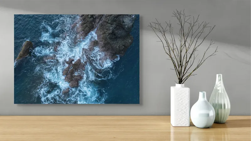 Tablou Canvas, "Valurile albastre lovind stâncile aspre", Ocean, Stâncă, Valuri, Spumă, Albastru, Natură, Pitoresc, Dramatic, Textură, Energie, 70 x 50 cm – poza 3