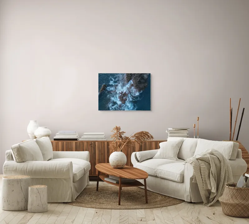 Tablou Canvas, "Valurile albastre lovind stâncile aspre", Ocean, Stâncă, Valuri, Spumă, Albastru, Natură, Pitoresc, Dramatic, Textură, Energie, 70 x 50 cm – poza 6