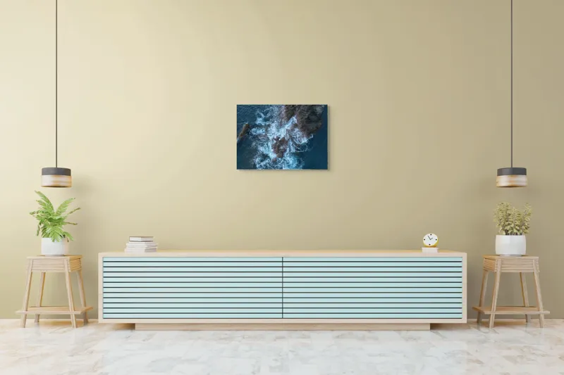 Tablou Canvas, "Valurile albastre lovind stâncile aspre", Ocean, Stâncă, Valuri, Spumă, Albastru, Natură, Pitoresc, Dramatic, Textură, Energie, 70 x 50 cm – poza 7