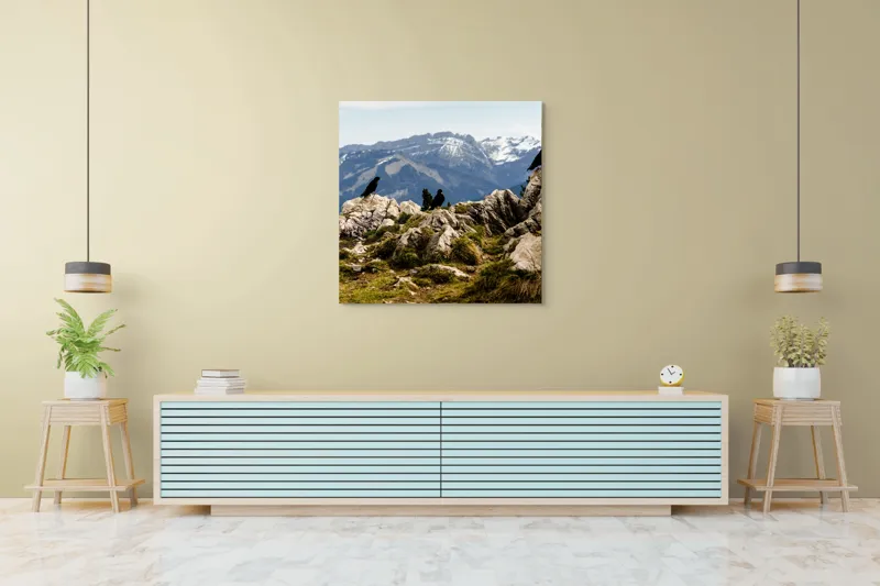 Tablou Canvas, "Ciori pe culme de munte înzăpezită", Pietre, Corbi, Munți, Zăpadă, Cer, Peisaj, Natură, Vârfuri, Vegetație, Rocă, 100 x 100 cm – poza 5