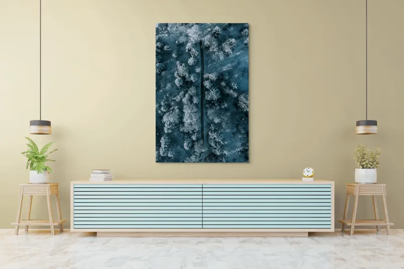 Tablou Canvas, "Cărare prin pădurea de iarnă", Cale, Înghețată, Arbori, Zăpadă, Rece, Natură, Pădure, Iarnă, Frig, Peisaj, Linia, Întunecat, Albastru, Contrast, Vedere., 100 x 150 cm – poza 4