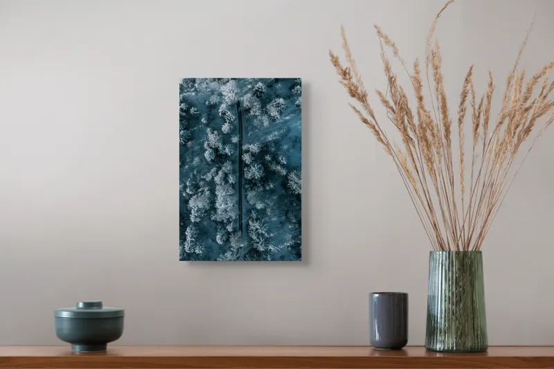 Tablou Canvas, "Cărare prin pădurea de iarnă", Cale, Înghețată, Arbori, Zăpadă, Rece, Natură, Pădure, Iarnă, Frig, Peisaj, Linia, Întunecat, Albastru, Contrast, Vedere., 26 x 39 cm – poza 5