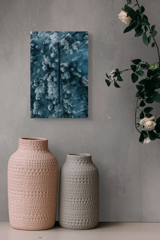 Tablou Canvas, "Cărare prin pădurea de iarnă", Cale, Înghețată, Arbori, Zăpadă, Rece, Natură, Pădure, Iarnă, Frig, Peisaj, Linia, Întunecat, Albastru, Contrast, Vedere., 26 x 39 cm – poza 6