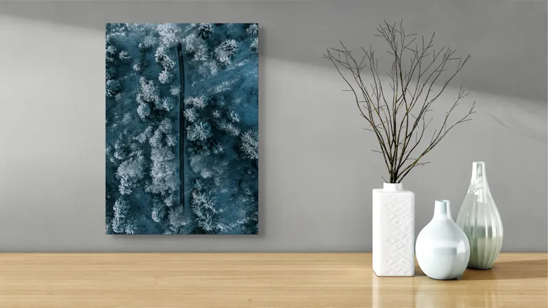 Tablou Canvas, "Cărare prin pădurea de iarnă", Cale, Înghețată, Arbori, Zăpadă, Rece, Natură, Pădure, Iarnă, Frig, Peisaj, Linia, Întunecat, Albastru, Contrast, Vedere., 39 x 54 cm – poza 4