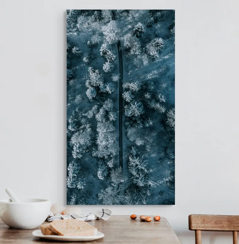 Tablou Canvas, "Cărare prin pădurea de iarnă", Cale, Înghețată, Arbori, Zăpadă, Rece, Natură, Pădure, Iarnă, Frig, Peisaj, Linia, Întunecat, Albastru, Contrast, Vedere., 50 x 90 cm – poza 3