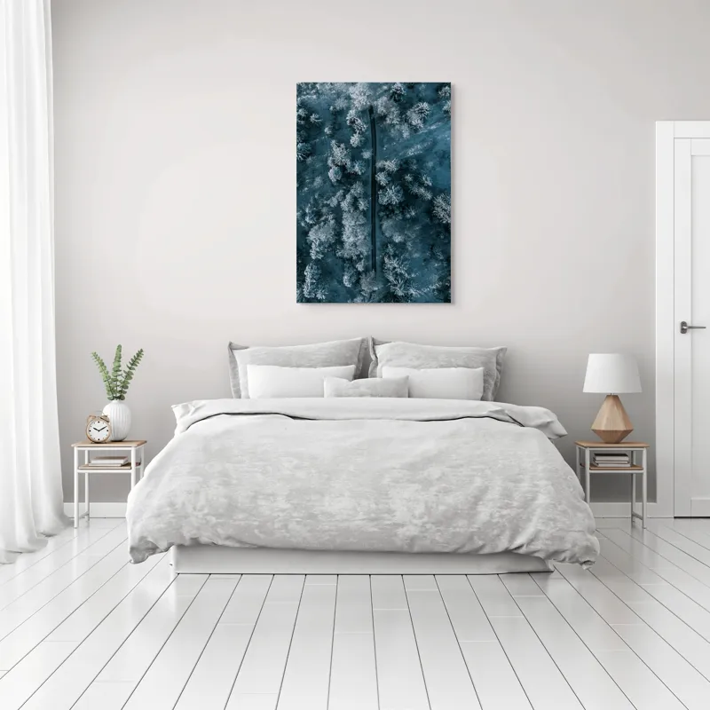 Tablou Canvas, "Cărare prin pădurea de iarnă", Cale, Înghețată, Arbori, Zăpadă, Rece, Natură, Pădure, Iarnă, Frig, Peisaj, Linia, Întunecat, Albastru, Contrast, Vedere., 70 x 100 cm – poza 3