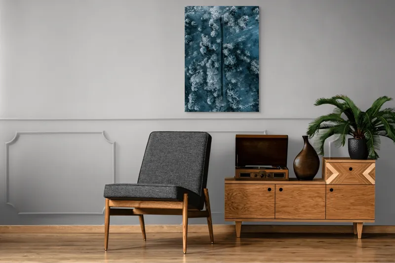 Tablou Canvas, "Cărare prin pădurea de iarnă", Cale, Înghețată, Arbori, Zăpadă, Rece, Natură, Pădure, Iarnă, Frig, Peisaj, Linia, Întunecat, Albastru, Contrast, Vedere., 70 x 100 cm – poza 6