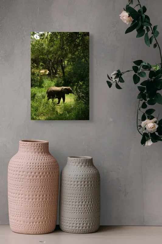 Tablou Canvas, "Elefant în pădurea verde intensă", Elefant, Pădure, Verdeață, Natură, Tufişuri, Serenitate, Sălbăticie, Vegetaţie, Arbori, Umbre, 26 x 39 cm – poza 6