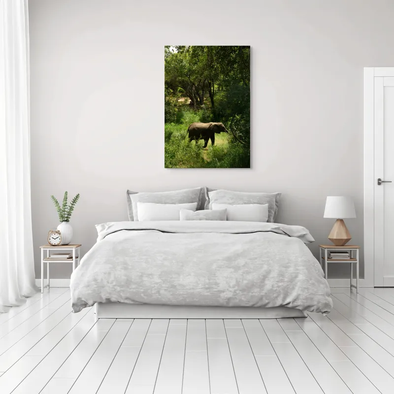 Tablou Canvas, "Elefant în pădurea verde intensă", Elefant, Pădure, Verdeață, Natură, Tufişuri, Serenitate, Sălbăticie, Vegetaţie, Arbori, Umbre, 70 x 100 cm – poza 3
