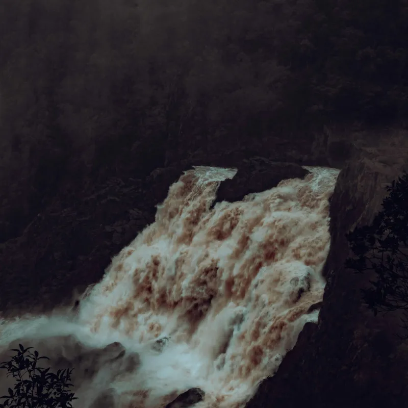 Tablou Canvas, "Cascada misterioasă în amurg întunecat", Cascadă, Pădure, Aburit, Natură, Apă, Dramatic, Elemente, Spectaculos, Vegetație, Ploaie, 100 x 100 cm – poza 2