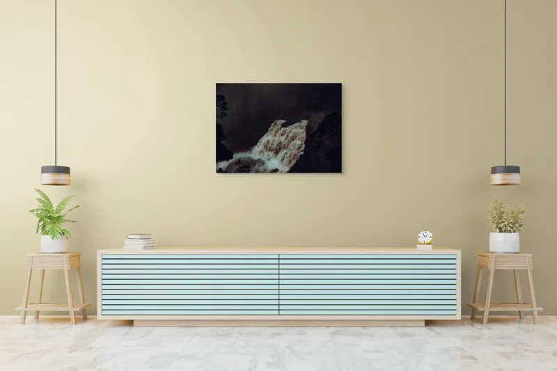 Tablou Canvas, "Cascada misterioasă în amurg întunecat", Cascadă, Pădure, Aburit, Natură, Apă, Dramatic, Elemente, Spectaculos, Vegetație, Ploaie, 100 x 70 cm – poza 4