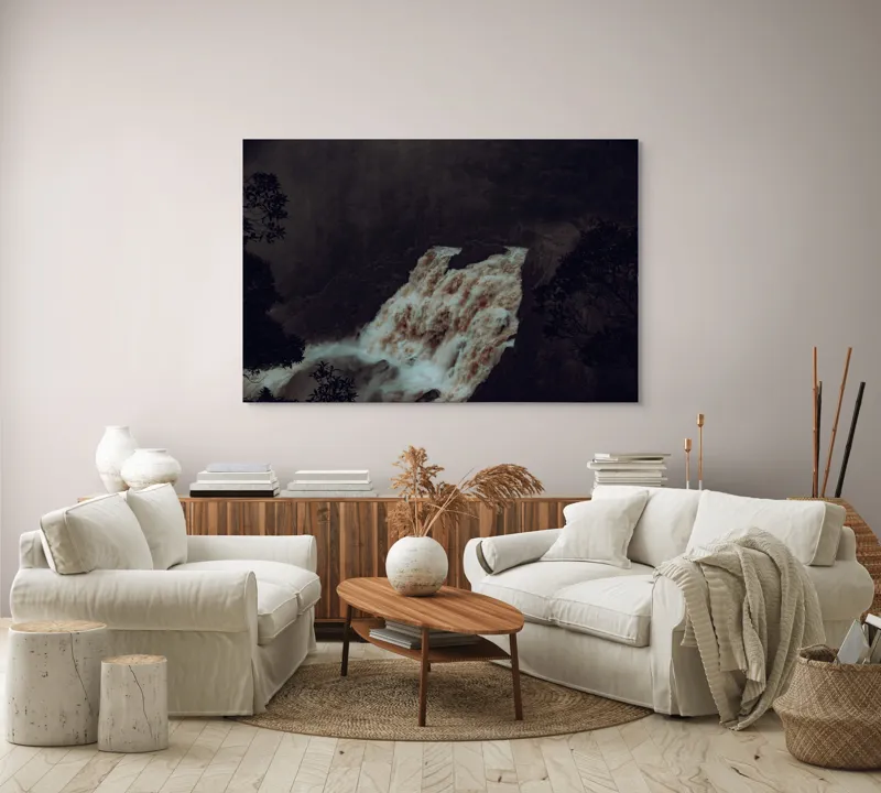 Tablou Canvas, "Cascada misterioasă în amurg întunecat", Cascadă, Pădure, Aburit, Natură, Apă, Dramatic, Elemente, Spectaculos, Vegetație, Ploaie, 150 x 100 cm – poza 3