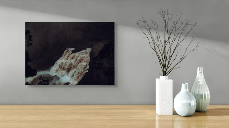 Tablou Canvas, "Cascada misterioasă în amurg întunecat", Cascadă, Pădure, Aburit, Natură, Apă, Dramatic, Elemente, Spectaculos, Vegetație, Ploaie, 54 x 39 cm – poza 3