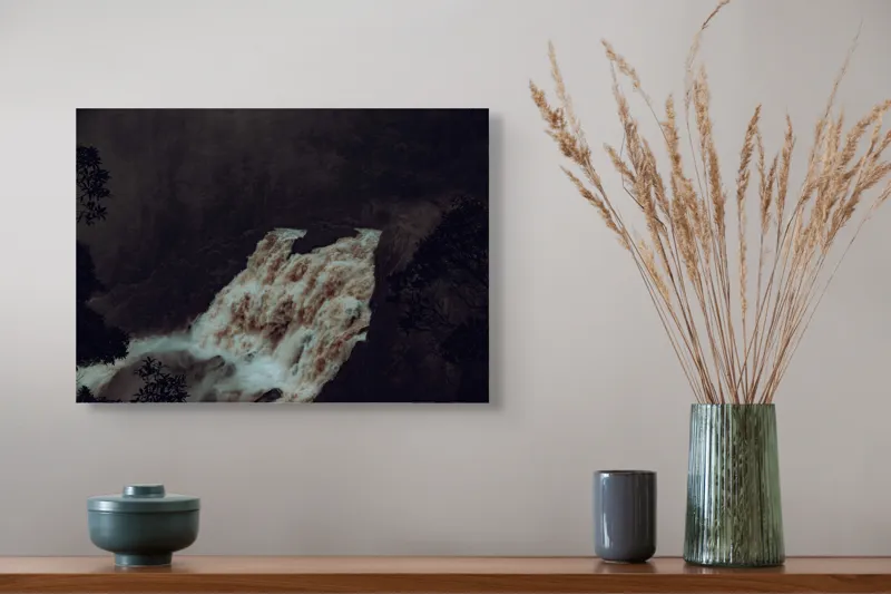 Tablou Canvas, "Cascada misterioasă în amurg întunecat", Cascadă, Pădure, Aburit, Natură, Apă, Dramatic, Elemente, Spectaculos, Vegetație, Ploaie, 54 x 39 cm – poza 4