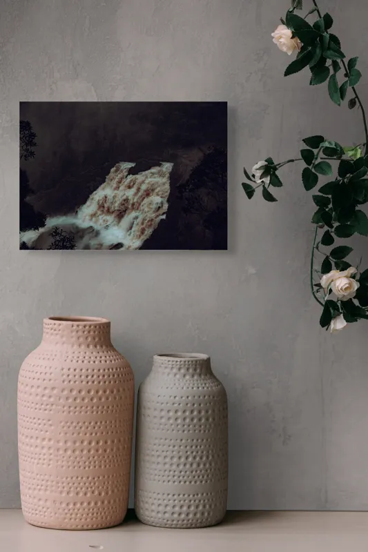 Tablou Canvas, "Cascada misterioasă în amurg întunecat", Cascadă, Pădure, Aburit, Natură, Apă, Dramatic, Elemente, Spectaculos, Vegetație, Ploaie, 54 x 39 cm – poza 8