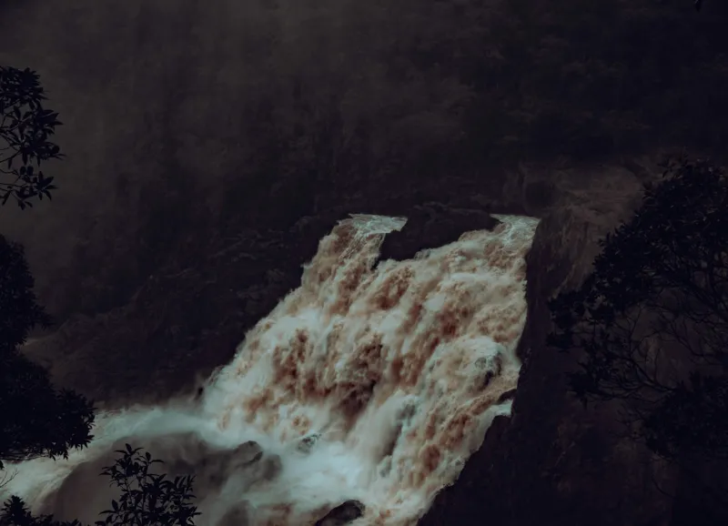 Tablou Canvas, "Cascada misterioasă în amurg întunecat", Cascadă, Pădure, Aburit, Natură, Apă, Dramatic, Elemente, Spectaculos, Vegetație, Ploaie, 54 x 39 cm – poza 2