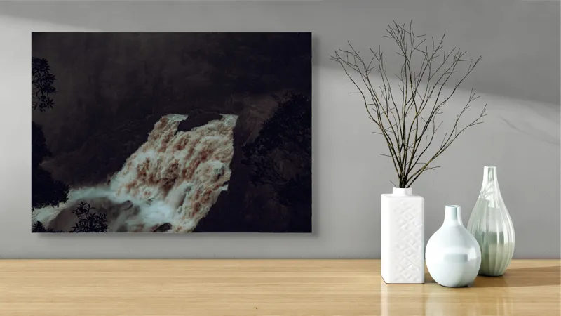 Tablou Canvas, "Cascada misterioasă în amurg întunecat", Cascadă, Pădure, Aburit, Natură, Apă, Dramatic, Elemente, Spectaculos, Vegetație, Ploaie, 70 x 50 cm – poza 3