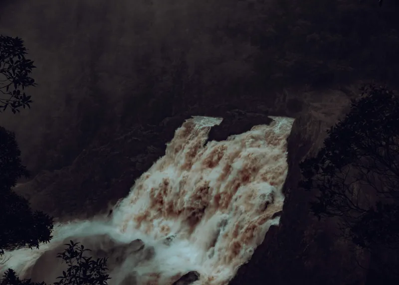 Tablou Canvas, "Cascada misterioasă în amurg întunecat", Cascadă, Pădure, Aburit, Natură, Apă, Dramatic, Elemente, Spectaculos, Vegetație, Ploaie, 70 x 50 cm – poza 2