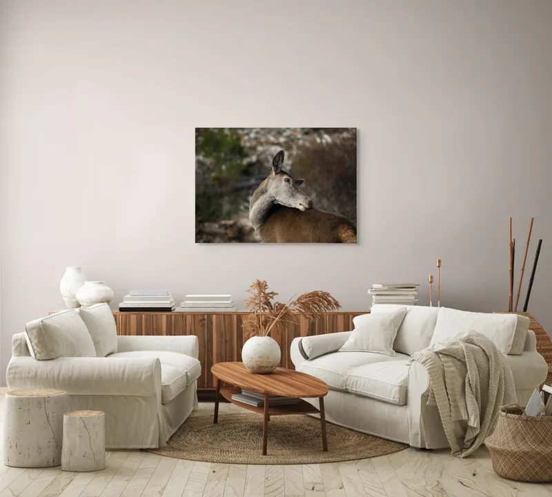 Tablou Canvas, "Caprioara privind spre orizont liniștit", Natură, Căprioară, Viziune, Serenitate, Blândețe, Peisaj, Sălbăticie, Frumusețe, Calm, Echilibru, 100 x 70 cm – poza 3