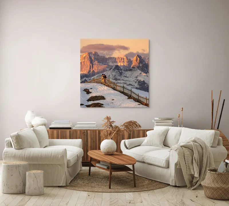 Tablou Canvas, "Admirând apusul în munți îndepărtați", Munte, Apus, Zăpadă, Gard, Cuplu, Cer, Nor, Roci, Peisaj, Natură, 100 x 100 cm – poza 3
