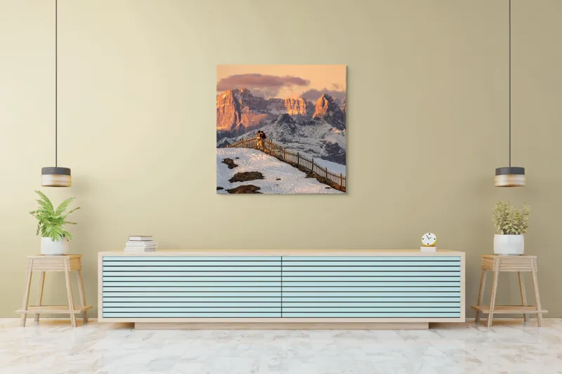 Tablou Canvas, "Admirând apusul în munți îndepărtați", Munte, Apus, Zăpadă, Gard, Cuplu, Cer, Nor, Roci, Peisaj, Natură, 100 x 100 cm – poza 5