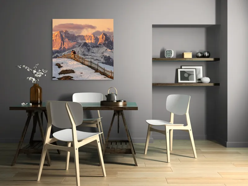 Tablou Canvas, "Admirând apusul în munți îndepărtați", Munte, Apus, Zăpadă, Gard, Cuplu, Cer, Nor, Roci, Peisaj, Natură, 100 x 100 cm – poza 6