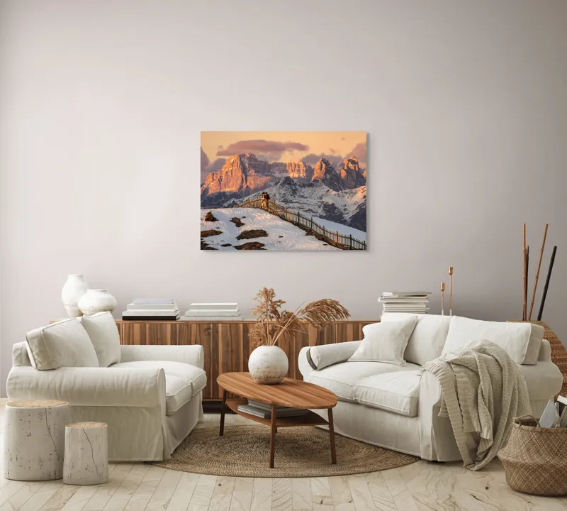 Tablou Canvas, "Admirând apusul în munți îndepărtați", Munte, Apus, Zăpadă, Gard, Cuplu, Cer, Nor, Roci, Peisaj, Natură, 100 x 70 cm – poza 3