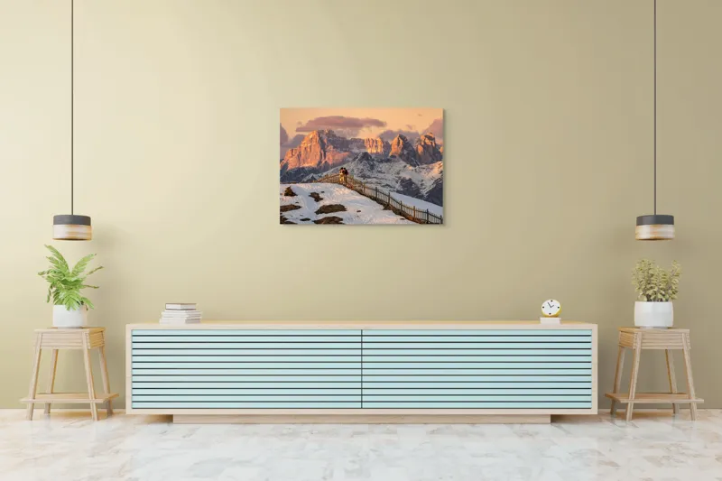 Tablou Canvas, "Admirând apusul în munți îndepărtați", Munte, Apus, Zăpadă, Gard, Cuplu, Cer, Nor, Roci, Peisaj, Natură, 100 x 70 cm – poza 4