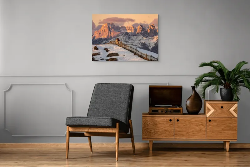 Tablou Canvas, "Admirând apusul în munți îndepărtați", Munte, Apus, Zăpadă, Gard, Cuplu, Cer, Nor, Roci, Peisaj, Natură, 100 x 70 cm – poza 8