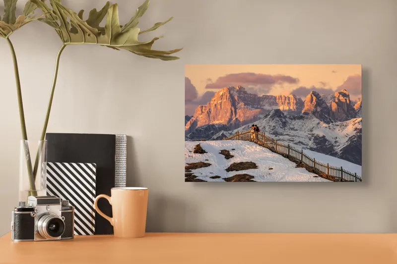 Tablou Canvas, "Admirând apusul în munți îndepărtați", Munte, Apus, Zăpadă, Gard, Cuplu, Cer, Nor, Roci, Peisaj, Natură, 39 x 26 cm – poza 3
