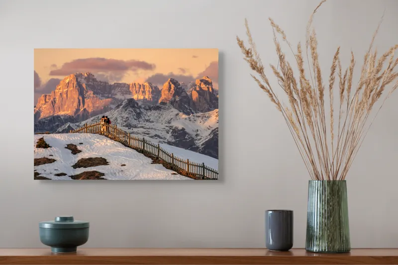 Tablou Canvas, "Admirând apusul în munți îndepărtați", Munte, Apus, Zăpadă, Gard, Cuplu, Cer, Nor, Roci, Peisaj, Natură, 54 x 39 cm – poza 4