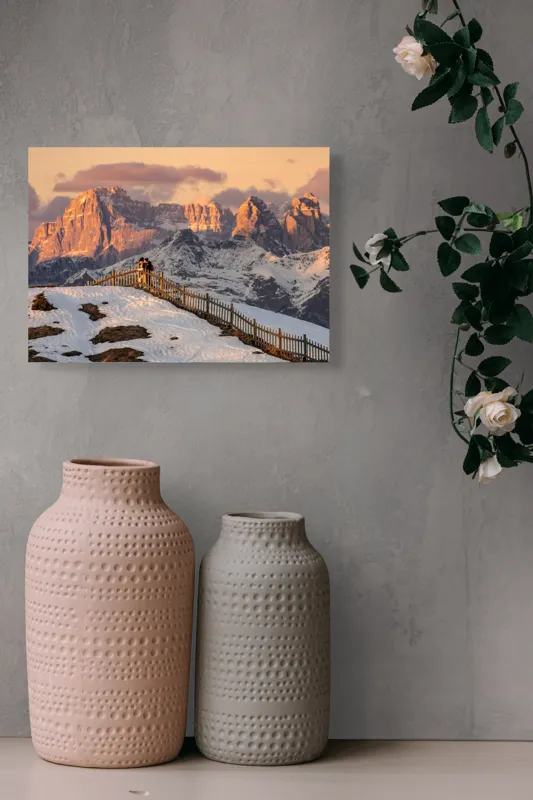 Tablou Canvas, "Admirând apusul în munți îndepărtați", Munte, Apus, Zăpadă, Gard, Cuplu, Cer, Nor, Roci, Peisaj, Natură, 54 x 39 cm – poza 8