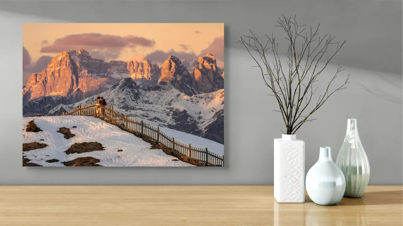 Tablou Canvas, "Admirând apusul în munți îndepărtați", Munte, Apus, Zăpadă, Gard, Cuplu, Cer, Nor, Roci, Peisaj, Natură, 70 x 50 cm – poza 3