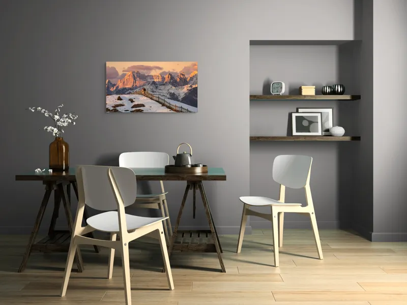 Tablou Canvas, "Admirând apusul în munți îndepărtați", Munte, Apus, Zăpadă, Gard, Cuplu, Cer, Nor, Roci, Peisaj, Natură, 90 x 50 cm – poza 3