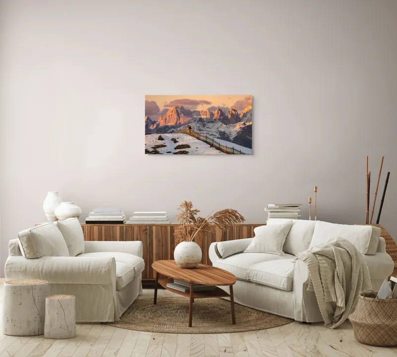 Tablou Canvas, "Admirând apusul în munți îndepărtați", Munte, Apus, Zăpadă, Gard, Cuplu, Cer, Nor, Roci, Peisaj, Natură, 90 x 50 cm – poza 4