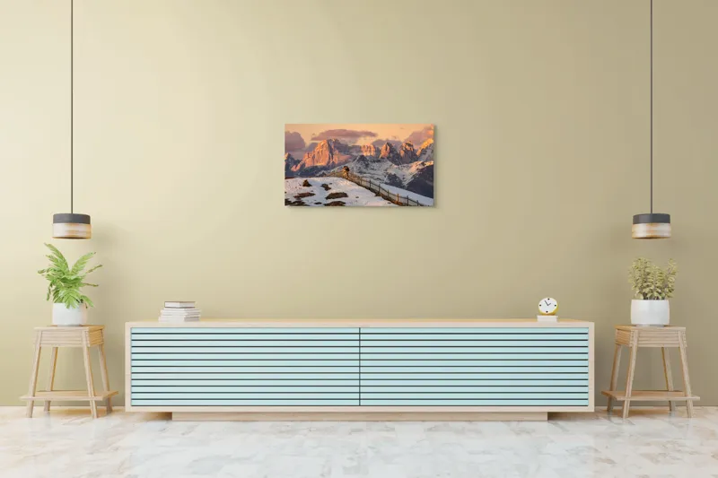 Tablou Canvas, "Admirând apusul în munți îndepărtați", Munte, Apus, Zăpadă, Gard, Cuplu, Cer, Nor, Roci, Peisaj, Natură, 90 x 50 cm – poza 5
