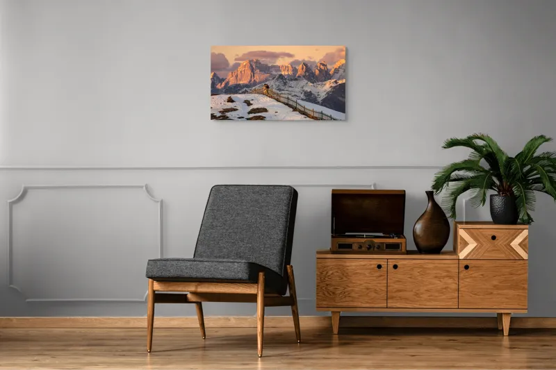 Tablou Canvas, "Admirând apusul în munți îndepărtați", Munte, Apus, Zăpadă, Gard, Cuplu, Cer, Nor, Roci, Peisaj, Natură, 90 x 50 cm – poza 6