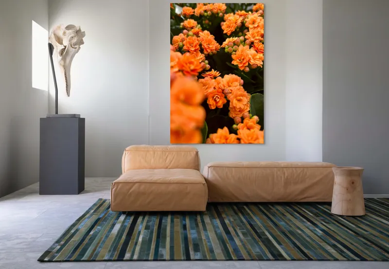 Tablou Canvas, "Floare portocalie în grădină de vis", Flori, Portocalii, Petale, Boboci, Frunze, Vibrante, Delicate, Verzi, Strălucitoare, 100 x 150 cm – poza 7