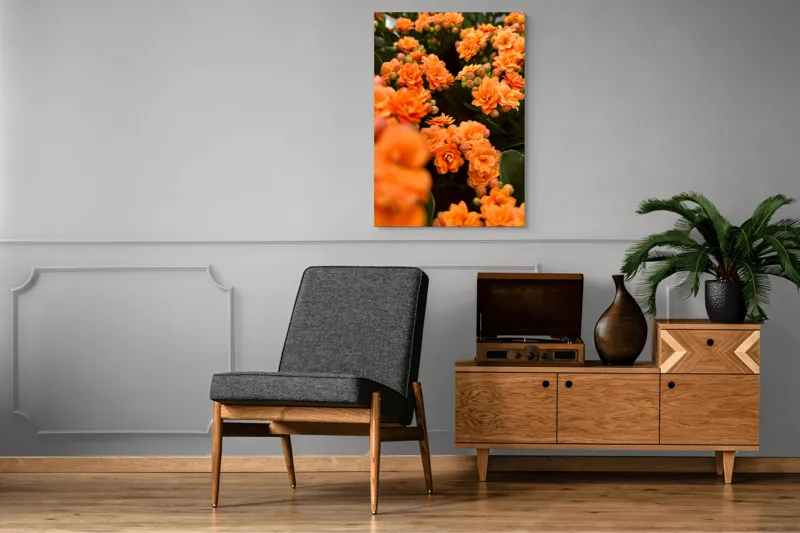 Tablou Canvas, "Floare portocalie în grădină de vis", Flori, Portocalii, Petale, Boboci, Frunze, Vibrante, Delicate, Verzi, Strălucitoare, 70 x 100 cm – poza 6
