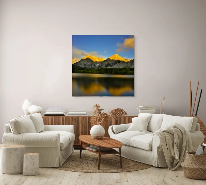 Tablou Canvas, "Lumina aurie pe munți în amurg", Apus, Munte, Reflecție, Lumină, Nor, Apă, Pădure, Cer, Peisaj, Natural., 100 x 100 cm – poza 3