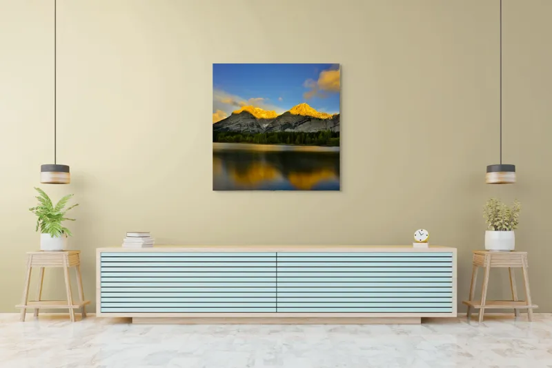 Tablou Canvas, "Lumina aurie pe munți în amurg", Apus, Munte, Reflecție, Lumină, Nor, Apă, Pădure, Cer, Peisaj, Natural., 100 x 100 cm – poza 5