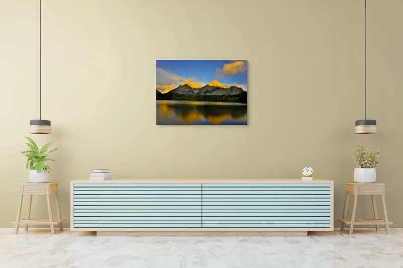 Tablou Canvas, "Lumina aurie pe munți în amurg", Apus, Munte, Reflecție, Lumină, Nor, Apă, Pădure, Cer, Peisaj, Natural., 100 x 70 cm – poza 4