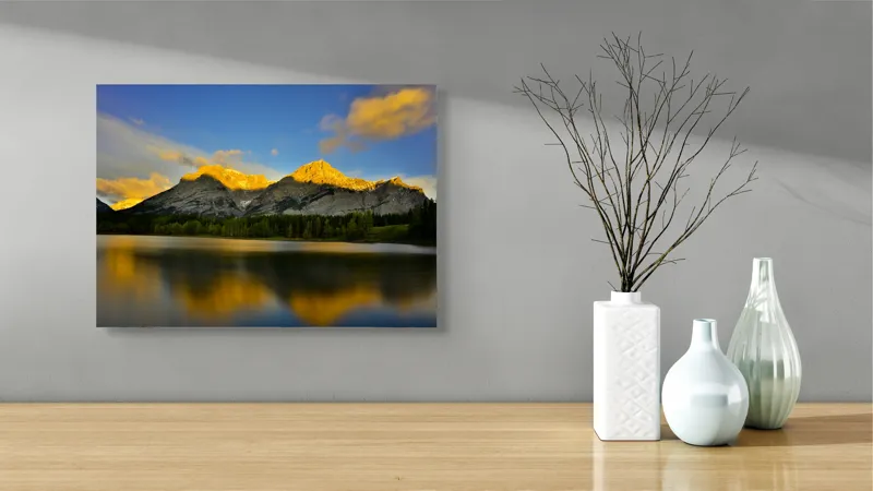 Tablou Canvas, "Lumina aurie pe munți în amurg", Apus, Munte, Reflecție, Lumină, Nor, Apă, Pădure, Cer, Peisaj, Natural., 54 x 39 cm – poza 3
