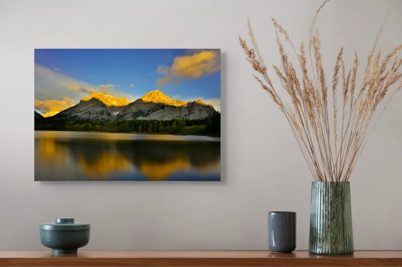 Tablou Canvas, "Lumina aurie pe munți în amurg", Apus, Munte, Reflecție, Lumină, Nor, Apă, Pădure, Cer, Peisaj, Natural., 54 x 39 cm – poza 4