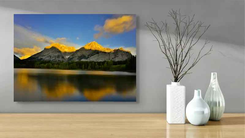 Tablou Canvas, "Lumina aurie pe munți în amurg", Apus, Munte, Reflecție, Lumină, Nor, Apă, Pădure, Cer, Peisaj, Natural., 70 x 50 cm – poza 3