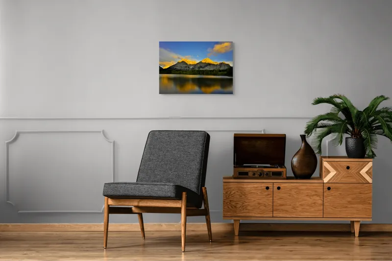Tablou Canvas, "Lumina aurie pe munți în amurg", Apus, Munte, Reflecție, Lumină, Nor, Apă, Pădure, Cer, Peisaj, Natural., 70 x 50 cm – poza 4