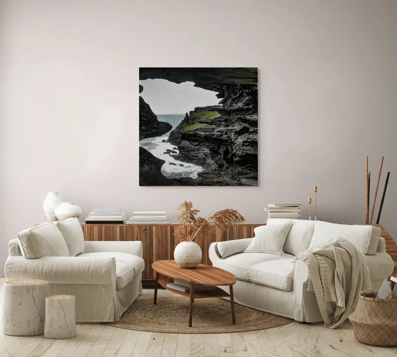 Tablou Canvas, "Peisaj stâncos cu deschidere spre mare", Piatră, Mare, Valuri, Vegetație, Cer, Stânci, Grotă, Peisaj, Contrast, Natură, 100 x 100 cm – poza 3