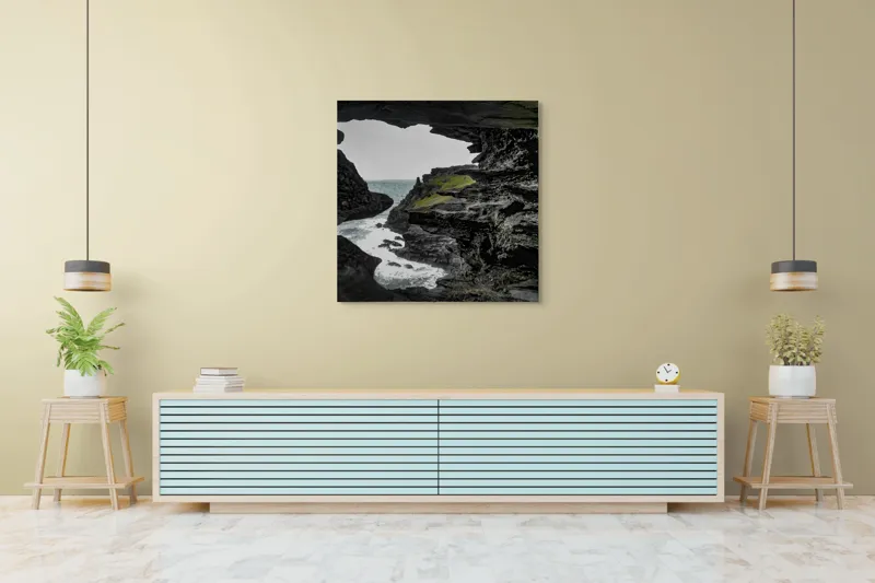 Tablou Canvas, "Peisaj stâncos cu deschidere spre mare", Piatră, Mare, Valuri, Vegetație, Cer, Stânci, Grotă, Peisaj, Contrast, Natură, 100 x 100 cm – poza 5