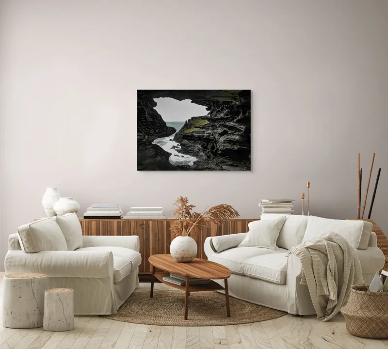 Tablou Canvas, "Peisaj stâncos cu deschidere spre mare", Piatră, Mare, Valuri, Vegetație, Cer, Stânci, Grotă, Peisaj, Contrast, Natură, 100 x 70 cm – poza 3