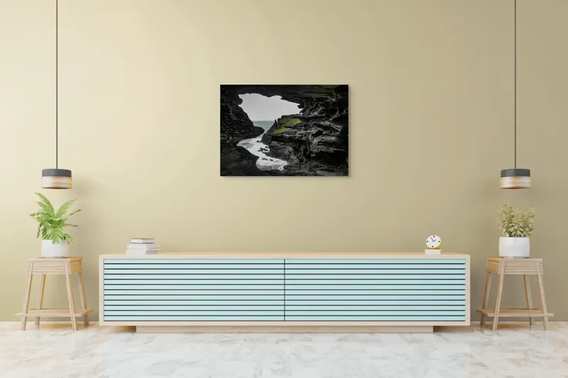 Tablou Canvas, "Peisaj stâncos cu deschidere spre mare", Piatră, Mare, Valuri, Vegetație, Cer, Stânci, Grotă, Peisaj, Contrast, Natură, 100 x 70 cm – poza 4